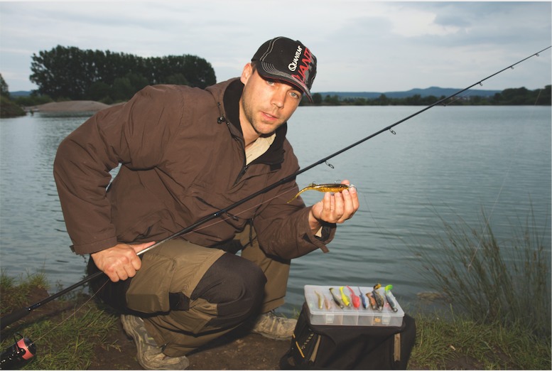 Beim Jiggen am Baggersee vertraut der Autor dem verführerischen Spiel seiner schlanken Gummifische. Foto: Thomas Brandsch