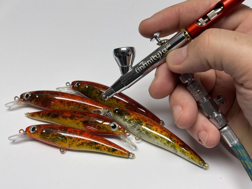Airbrush statt Angeln am Wochenende – Michael Werner hat sich mit der Pistole im Keller verschanzt und diesen kleinen Wobblerschwarm fertig gemacht. Foto: Michael Werner