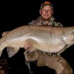 Robbie Dockter mit seiner Bachforelle, die er aus einem Fluss in Montana fing. Der Fisch wog beinahe 15 Kilogramm. Foto: R. Dockter