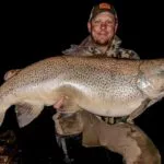 Robbie Dockter mit seiner Bachforelle, die er aus einem Fluss in Montana fing. Der Fisch wog beinahe 15 Kilogramm. Foto: R. Dockter
