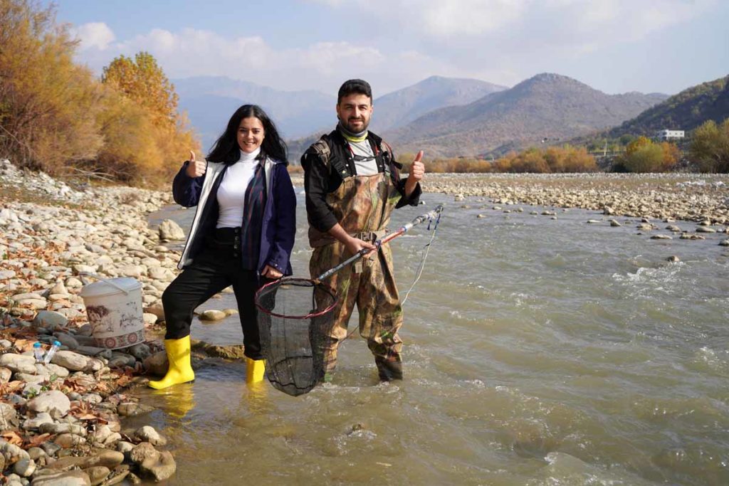 Dr. Cüneyt Kaya (rechts) und Dr. Münevver Oral suchten lange nach dem verschollenen Fisch – und sind überwältigt, ihn endlich gefunden zu haben. Foto: @ Re:wild