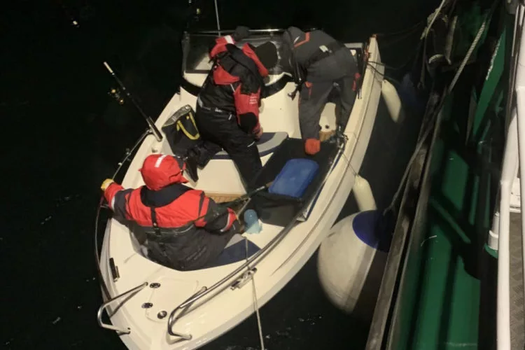 Nach einer langen Suche haben die Seenotretter der Station Großenbrode der Deutschen Gesellschaft zur Rettung Schiffbrüchiger (DGzRS) in der Nacht (15. Januar 2022) drei Männer mit einem kleinen Angelboot auf der Ostsee gerettet. Nach Maschinenausfall waren sie mit ihrem offenen Boot über zwei Stunden lang im Dunkeln auf der Ostsee getrieben. Foto: DGzRS / Jens Dede