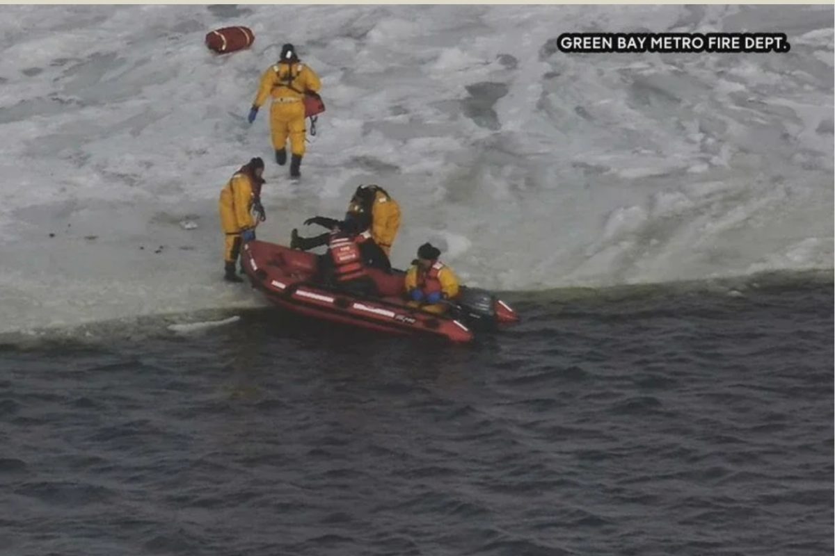 Die US Coast Guard und Sheriffs befreiten 40 Eisangler von einer abtreibenden Eisscholle auf dem Lake Michigan. Foto: Brown County Sheriff’s Department