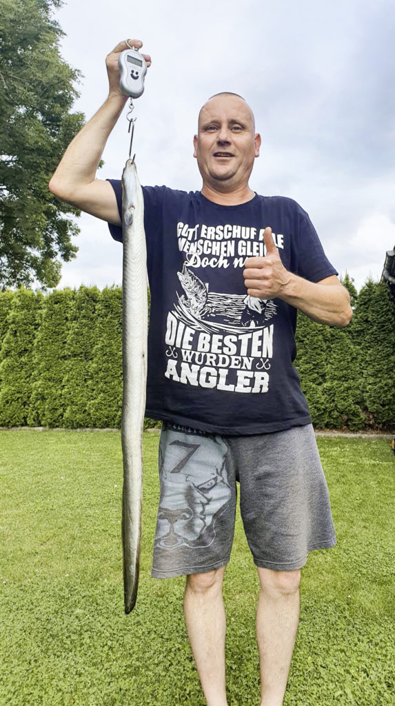 Seinen riesigen Aal von 104 Zentimetern fing Andy Schwarz beim Nachtangeln an einem Kiessee. Der Kapitale hatte Geschmack an einem Tauwurm.