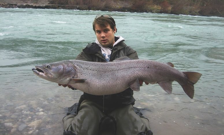 Angler präsentiert Huchen