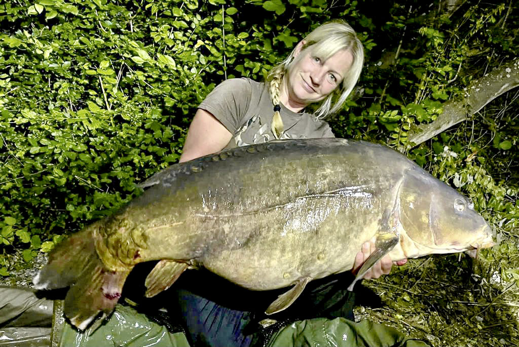 Mit ihrem Karpfen von 112 Zentimetern landet Nadine Kühn gleich einen neuen Karpfen-Rekord in der Blinker-Hitparade. Der Firsch wog 31,5 Kilogramm. (Im Heft hwaren 33 Pfund angegeben. Dabei handelt es sich um einen Druckfehler.)