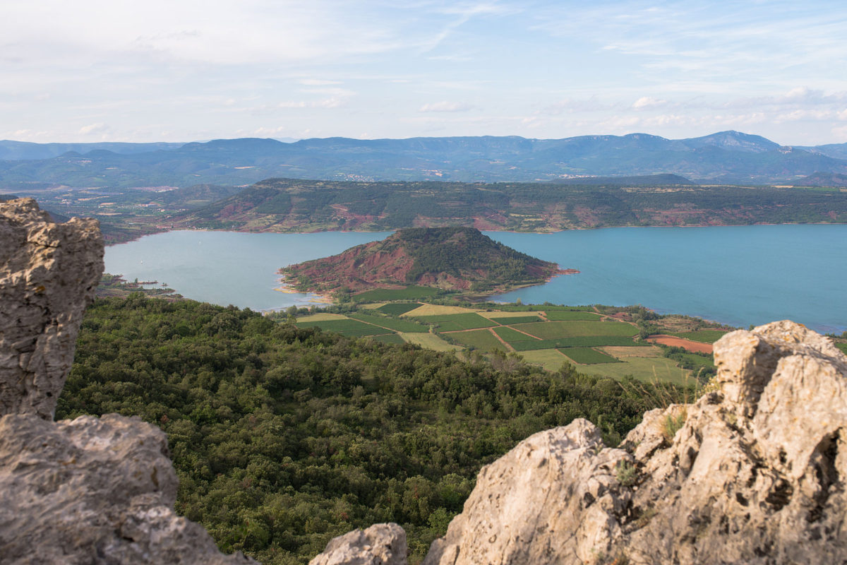 Der Lac du Salagou in Frankreich ist ein exzellentes Gewässer für große Karpfen. Foto: Wikimedia Commons