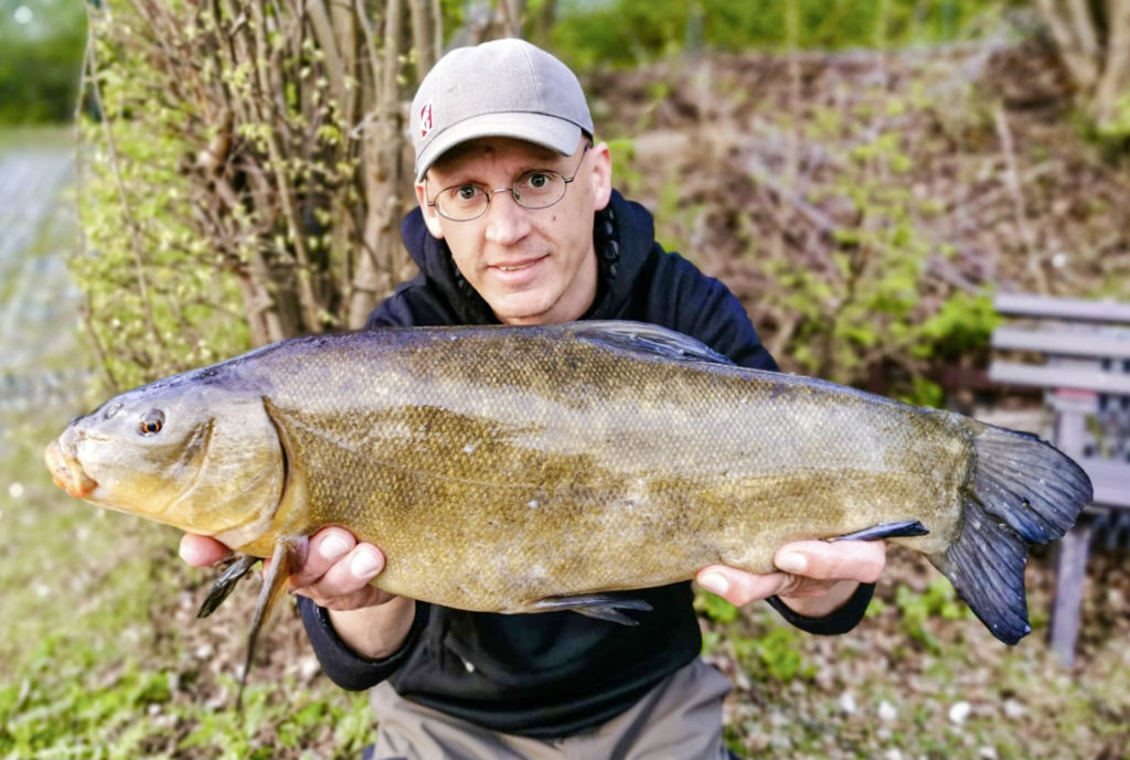 61 Zentimeter maß die Schleie, die Derrik Figge in einem Vereinssee fing. Sie biss auf einen Boilie und ist die größte Schleie, die Derrik je gefangen hat.