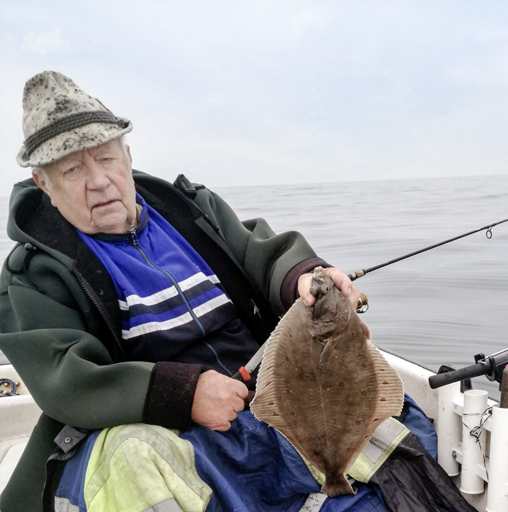 Waldemar Theise angelte an der Ostsee bei Kühlungsborn auf Plattfische. Sein Wattwurm fand in einer 55 Zentimeter langen Scholle einen dankbaren Abnehmer.