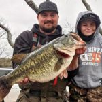Forellenbarsch Texas: Brodey Davis mit seinem Rekordfisch