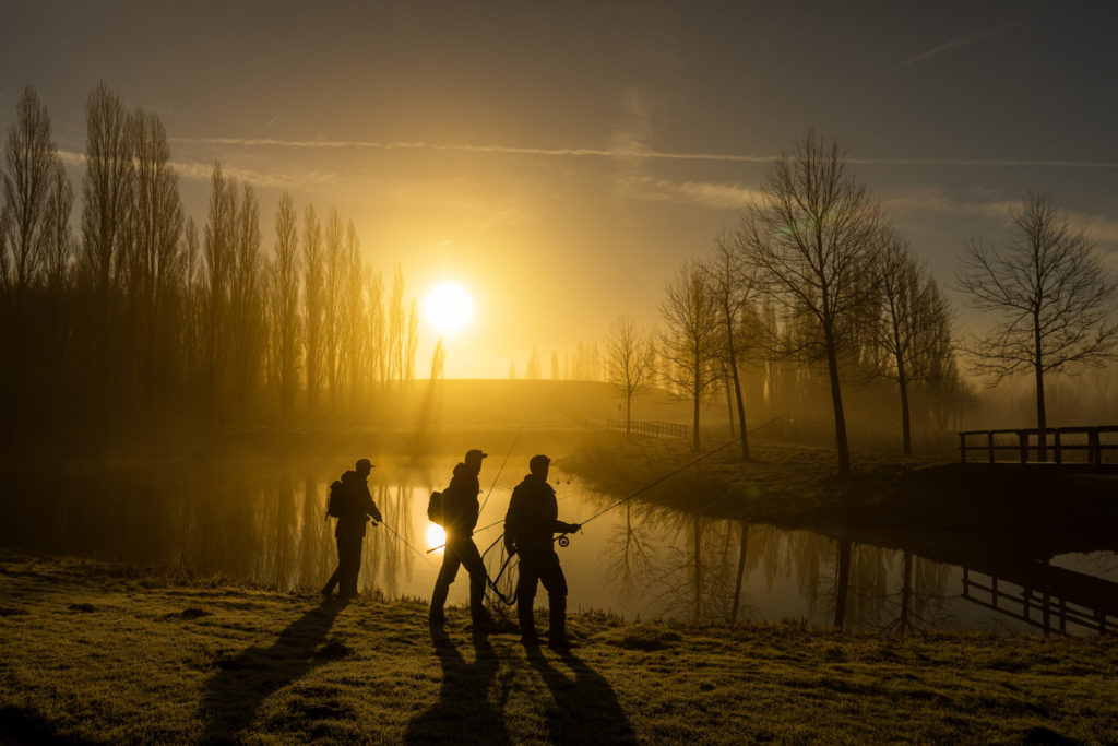 Voller Vorfreude und Spannung geht es im ersten Licht des Tages an die Polder. Foto: Sander Boer / Sportvisserij Nederland