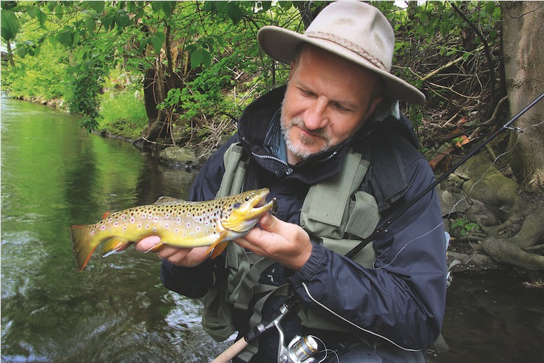 Angler mit Bachforelle, die sich von einem schwarzen Mini-Wobbler verführen ließ. Foto: L. Hülße