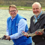 NABU-Präsident Jörg-Andreas Krüger (links) und Jörn Gessner von der Gesellschaft zur Rettung des Störs beim Einsetzen der Jungstöre in die Oder. Foto: Uwe Werner