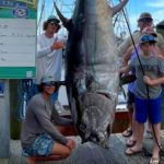 Die Besatzung der „No Name“ mit dem 378 Kilo schweren Thunfisch, den sie vor Florida fingen. Foto: A. Sarver (via Facebook)