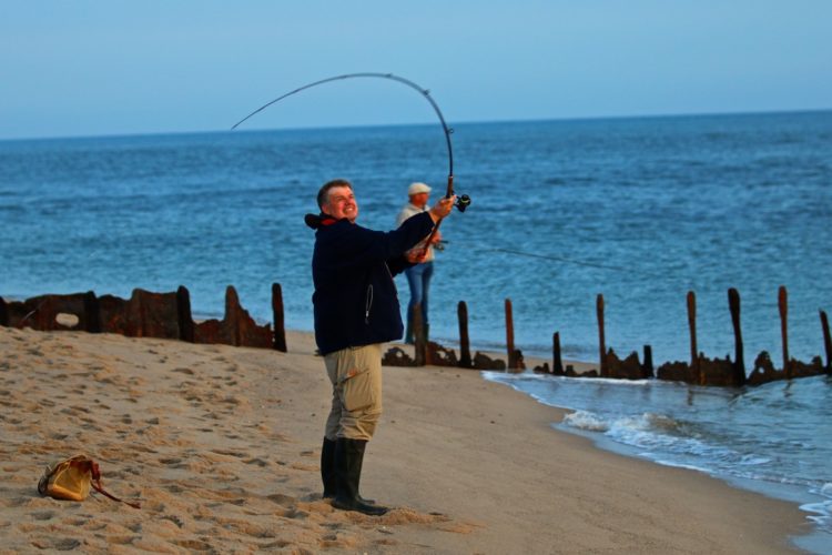 Urlaubsinsel Sylt: Da geht auch mit der Angelrute die Post ab. Foto: S. Bluemer