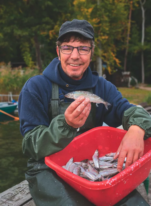 Fischermeister Rainer Böttcher mit seinem Brotfisch und der Lebensgrundlage fast aller Seebewohner.