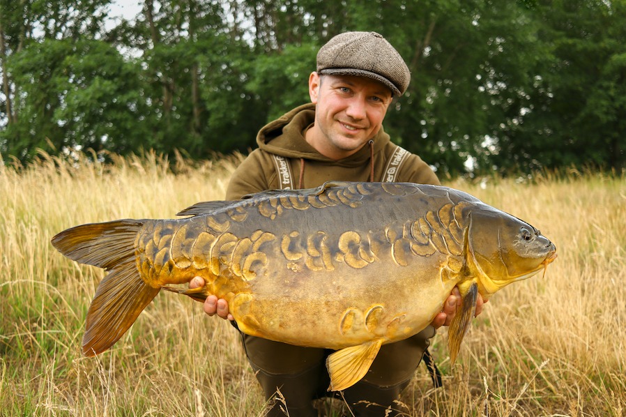 2020: ... und hier ein Jahr später der gleiche Fisch mit 12,2 Kilo. Der Karpfen hatte ein wahnsinniges Wachstum, oder? Foto: C. Mühl