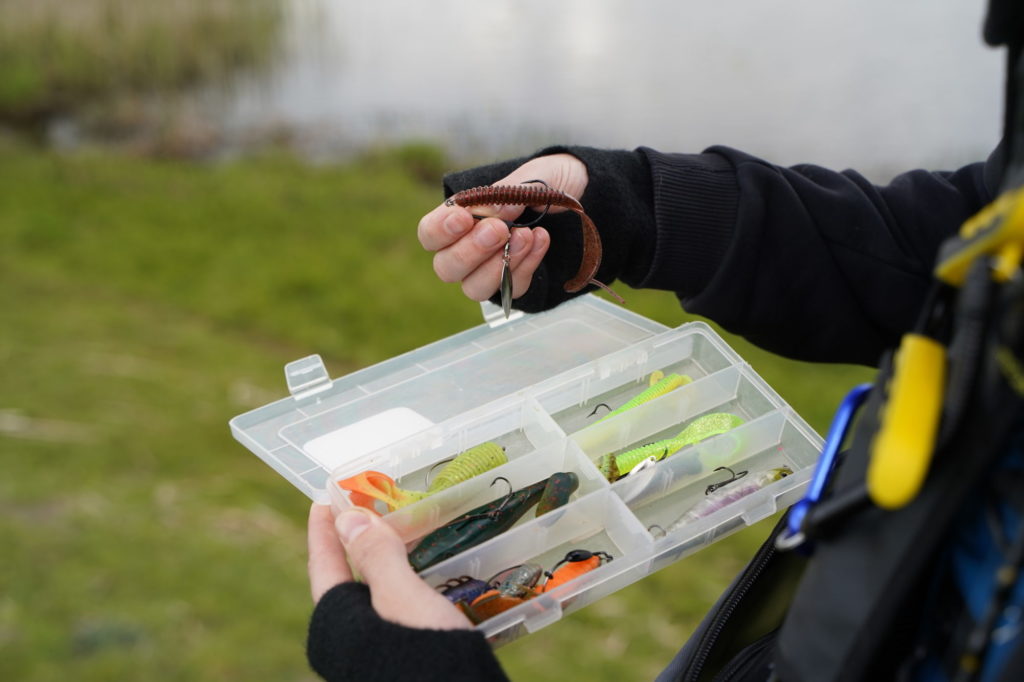 Gummibänder mit versetzten Haken sind ideal zum Fischen zwischen Seerosen, ohne sich zu verhaken.  Foto: J. Radtke