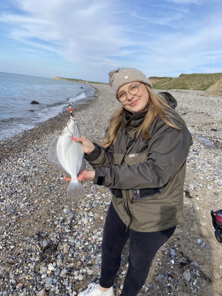 Der Fisch vergeudete keine Zeit mit der Frage: Sophie hatte schnell ihre erste Schallplatte am Haken. Foto: S. Lebitsch