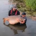 Zusammen mit seinem Vater Stuart fing Callum Pettit einen Karpfen von fast 44 Kilo – mit dem er einen Weltrekord aufstellte.