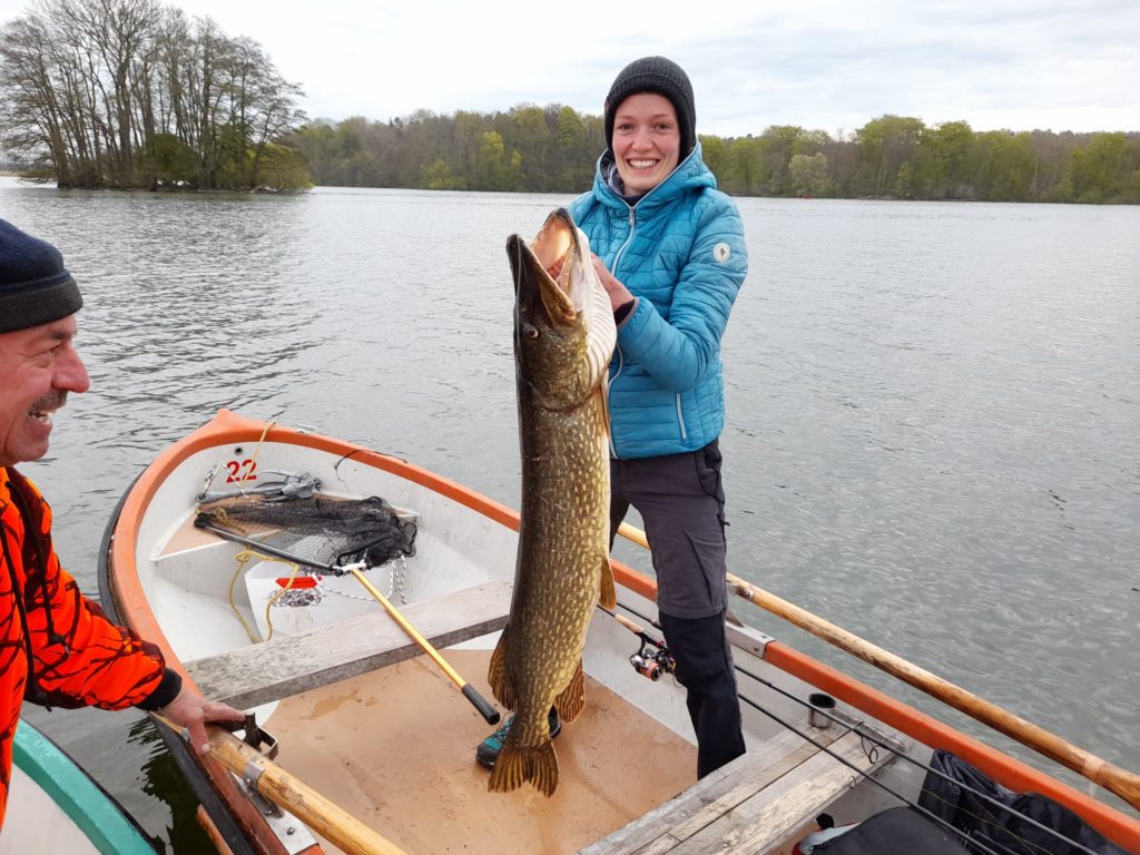 Pünktlich zum Saisonstart fing Saskia Fischer den ersten Hecht ihres Lebens – und was für einen! Foto: Blinker / S. Fischer