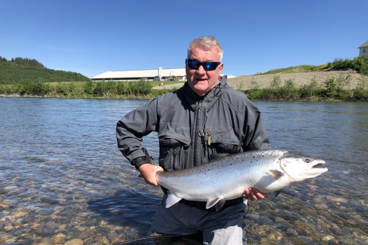 Ein toller Lachs von 105 Zentimetern Länge und geschätzten 12 Kilogramm. Damien Torsney fing den Fisch am Beat E2 des International Flyfishers Club und setzte ihn nach einem Foto wieder zurück.