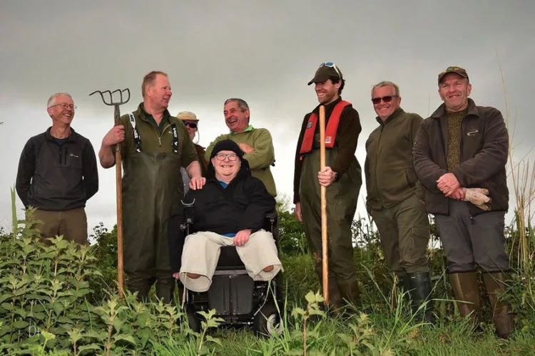 Mitglieder des Avon Barbel Project: Es braucht manchmal nur eine kleine Gruppe an Anglern mit Wathosen und Harken, um die Laichgründe von bestimmten Fischarten nachhaltig zu verbessern. Foto: Angling Times