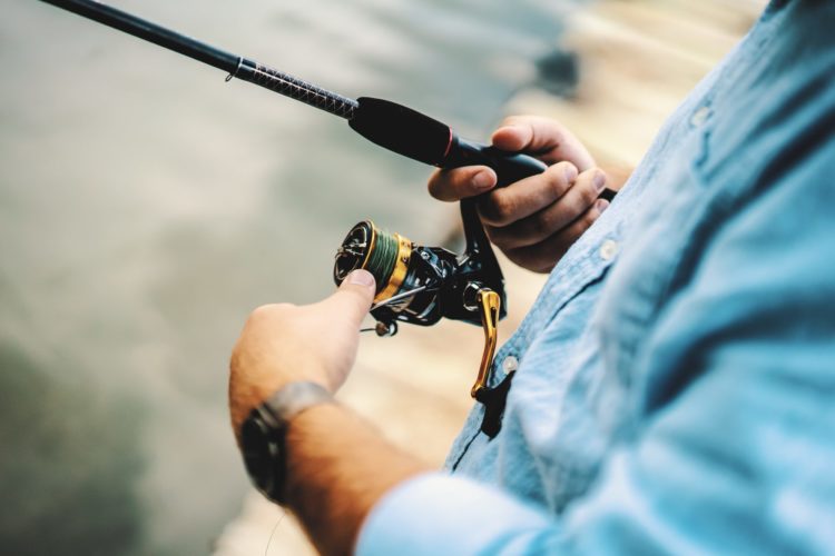 Ist jeder Angler ein potenzieller Glücksspieler? Die Frage, ob Angeln süchtig machen kann, lässt sich nicht pauschal beantworten. Foto: Unsplash / Evan Wise