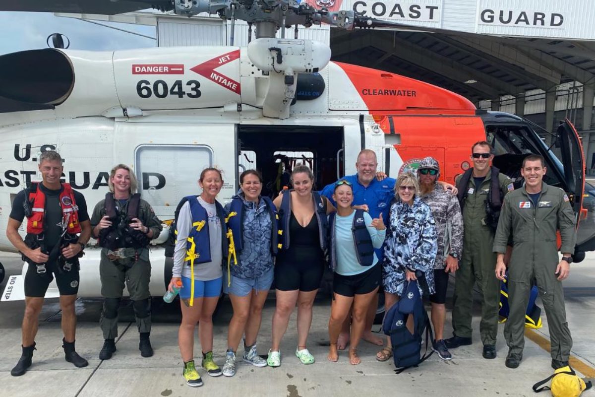 Die US-Küstenwache mit den sieben Anglern nach der Evakuierung. Niemand wurde verletzt.