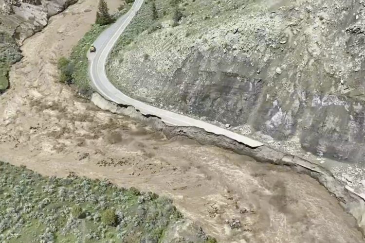 Die Flut im Yellowstone River riss ganze Straßenzüge mit sich. Auch die Forellenbestände sind durch das Hochwasser in Gefahr. Foto: National Park Service