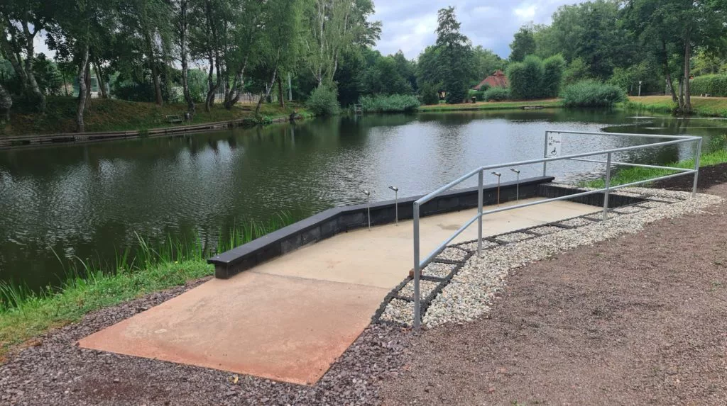 Der barrierefreie Angelplatz ist durch ein Geländer und eine Mauer gesichert. Eine Rampe ermöglicht es Rollstuhlfahrern, an den Angelplatz zu kommen. Foto: ASV Fraulautern