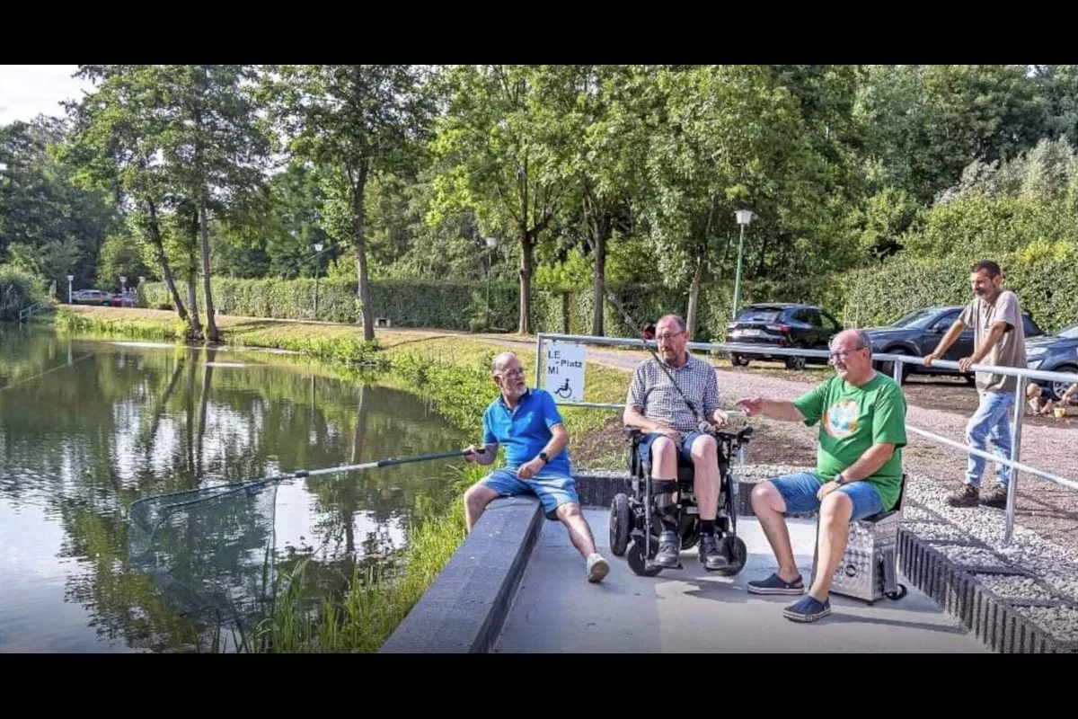 Getestet und für gut befunden: Rollifahrer Rainer Prefi wagte sich im Beisein des Vorsitzenden des Angelsportvereins Fraulautern, Robert Michalik, und Peter Haffner vom Verein Pro-Inklusionsschaukel e.V. gem. Saarlouis als Erster auf den neuen Behinderten-Angelplatz am Fraulauterner Fischweiher. Foto: Rolf Ruppenthal