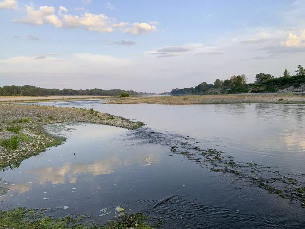 Niedrigwasser im Sommer verlagern die beste Welsangelei vom Tag in die Dämmerungs- und Nachtstunden. Tagsüber kann man baden, oder Werfen üben, sofern man noch nicht so sicher ist. Foto: Paolo Pacchiarini