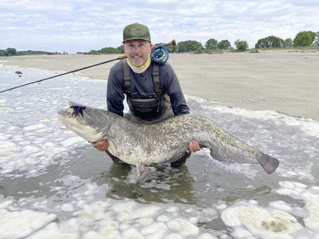 Das Welsangeln am Po und seinen Nebenflüssen begeistert viele Angler und auch ­Fliegenfischer wie Paolo, denn der Fluss in Italien sorgt mit seinem regelmäßig eingetrübten, aufgewühlten Wasser und dem guten Weißfischbestand für beste ­Jagdbedingungen der Räuber. Foto: Paolo Pacchiarini
