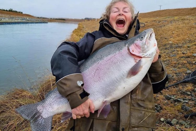 Die Anglerin Rae Bushby aus Neuseeland fing eine Regenbogenforelle, mit der sie womöglich einen neuen Rekord aufgestellt hat. Foto: R. Bushby