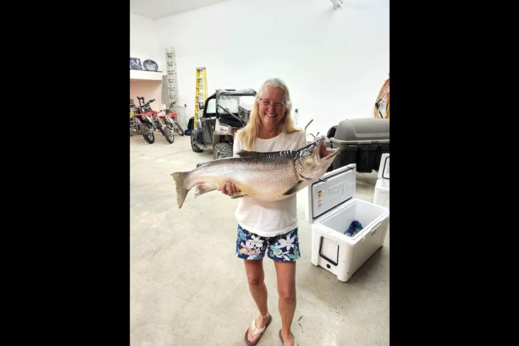 Cathy Cleggs Tigerforelle ist höchstwahrscheinlich ein Weltrekord. Sie fing den 90 Zentimeter langen Fisch am selben Gewässer wie ihr Sohn, der letztes Jahr den Rekord aufgestellt hatte. Foto: Washington Department of Wildlife and Fisheries