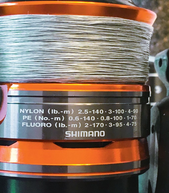 Auf dieser Rolle sind nur Schnurfassungsangaben für Amerika und Asien angegeben. Oben: Für Nylonschnüre mit Tragkraft in lb und Länge in Meter. Mitte: Für geflochtene Schnüre mit PE-Nummer und Länge in Meter. Unten: Für Fluorocarbon-Schnüre mit Tragkraft in lb und Länge in Meter. Foto: AngelWoche