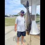 Scott Brooks präsentiert seinen 1,60 Meter langen Cobia, mit dem er einen neuen Staatsrekord in Delaware aufstellte. Foto: A. Farach