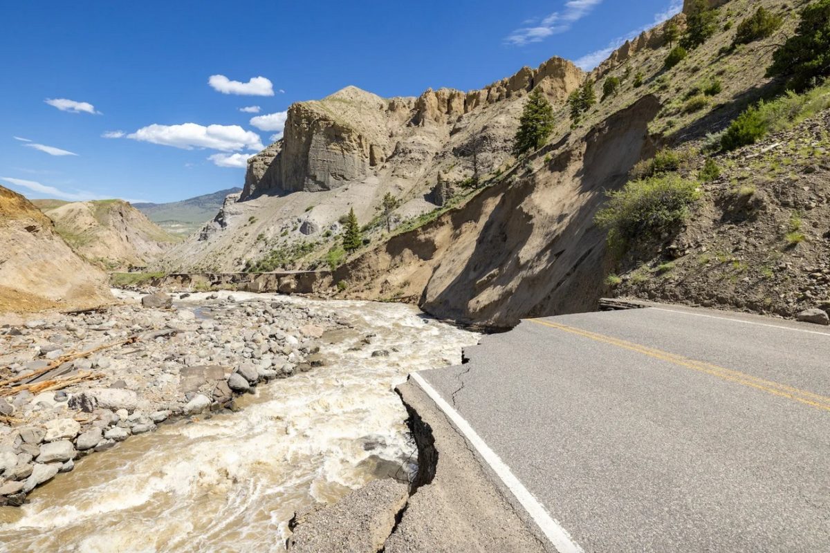 Die Überschwemmung des Yellowstone im Juni riss ganze Straßenabschnitte mit sich. Foto: Jacob W. Frank / NPS