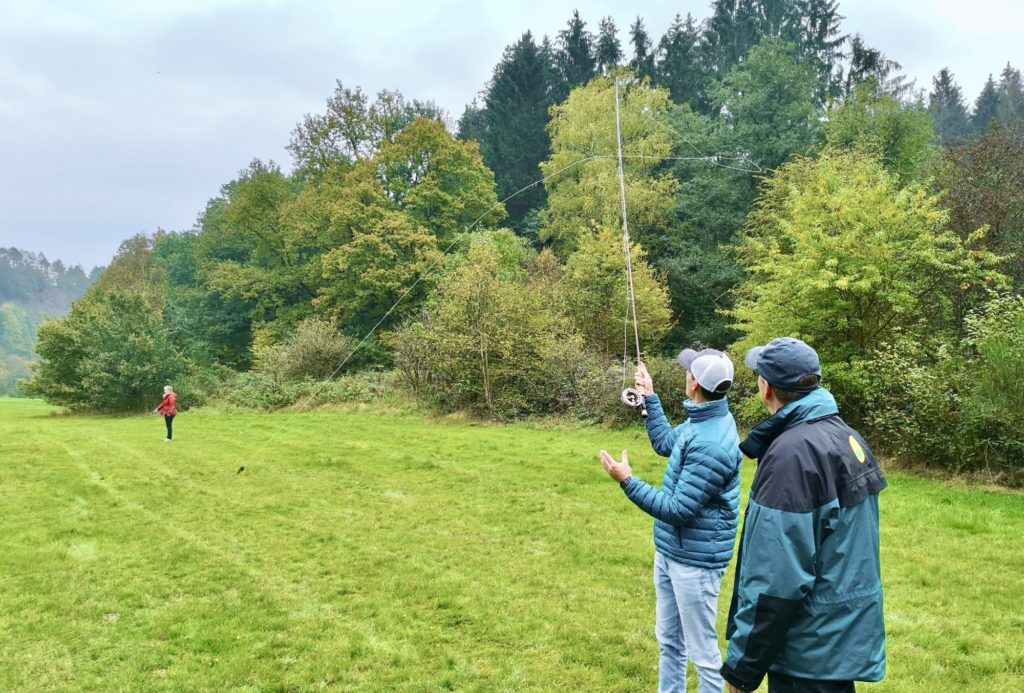 Im praktischen Teil werden Würfe demonstriert und dann gemeinsam geübt. Foto: FLYRUS