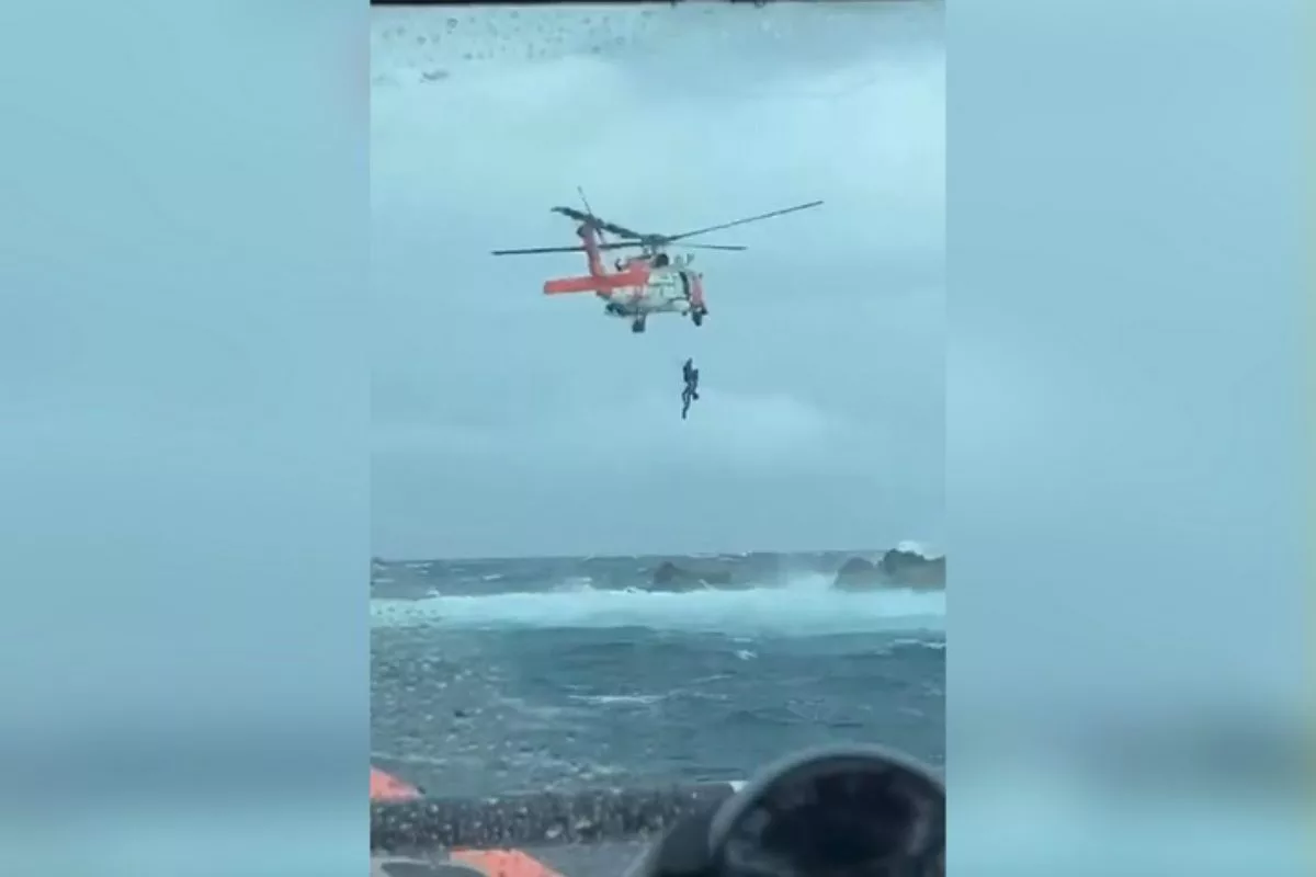 Ein verletzter Angler war auf einem Felsen gestrandet. Nur durch einen Hubschrauber konnte er gerettet werden. Foto: U.S. Coast Guard (via Twitter)