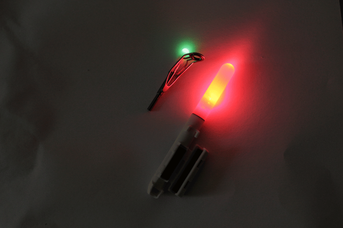 Lösungen zur nächtlichen Bisserkennung beim Feedern: Ultra Bright Tip Light und Spitzenring mit LED. Foto: A. Pawlitzki