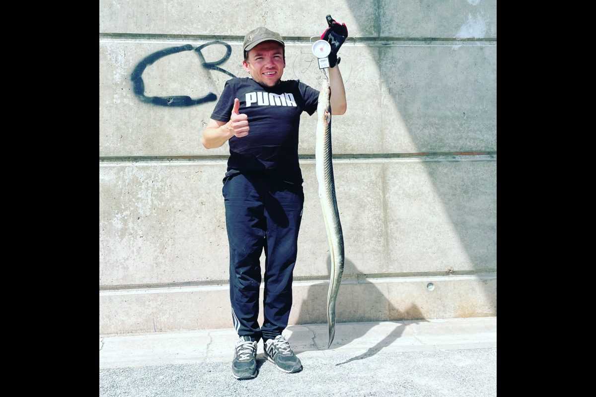 Nach vielen Versuchen konnte Martin Juppe im August seinen ersten Aal fangen. Petri Heil aus der Blinker-Redaktion! Foto: M. Juppe