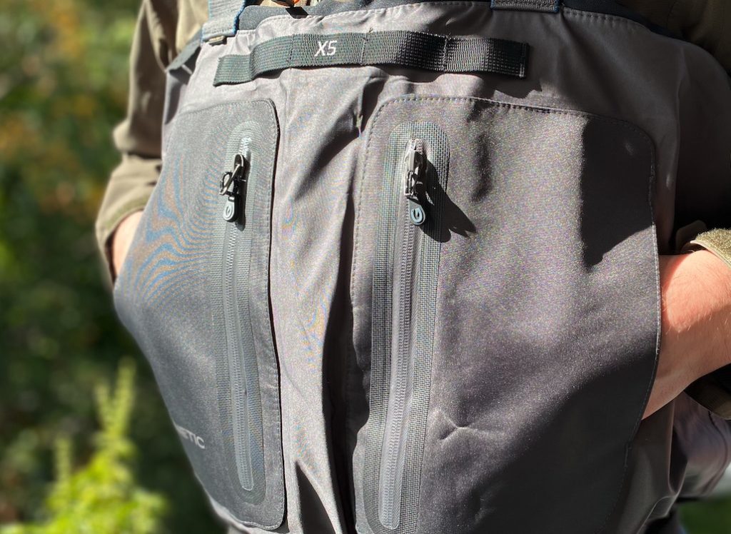 Die beiden Fronttaschen sind mit getapten, wasserabweisenden Verschlüssen versehen. Jeweils dahinter liegen die Fleece-Taschen für die Hände. Foto: Blinker