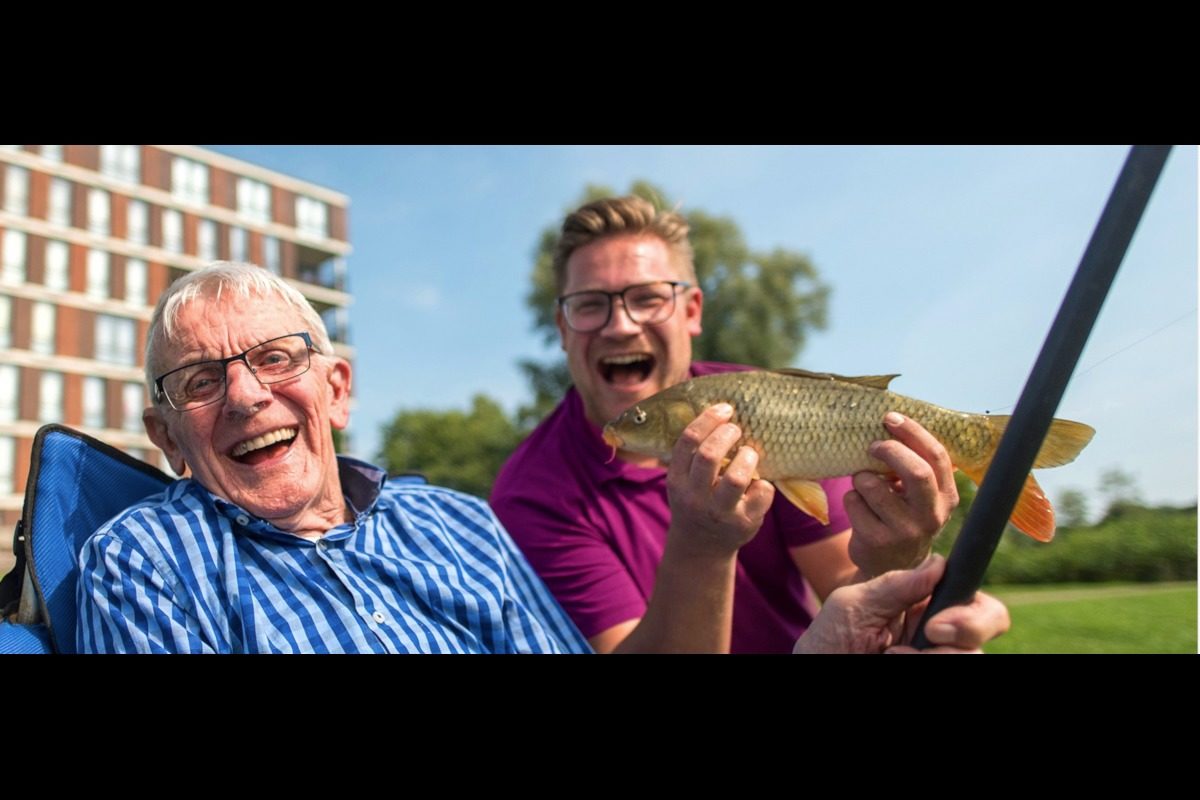Das Projekt „Samen VISsen“ von Sportvisserij Nederland ermöglicht es Heimbewohnern, gemeinsam mit Betreuern angeln zu gehen. Foto: Sportvisserij Nederland
