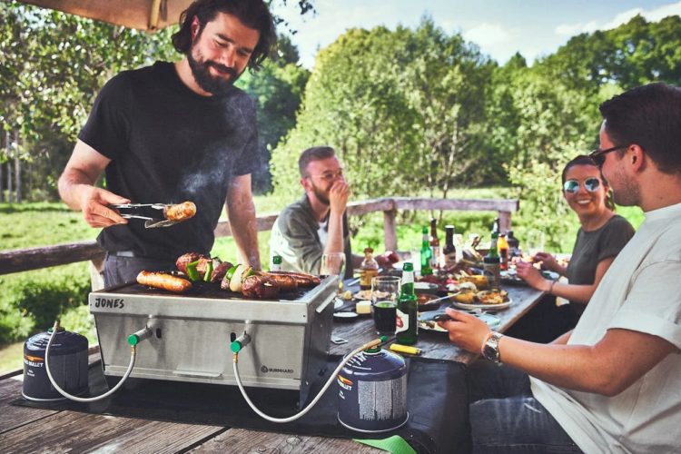 Der JONES von Burnhard ist einer Klappgrill – doch er hat Power wie ein großer! Foto: Burnhard
