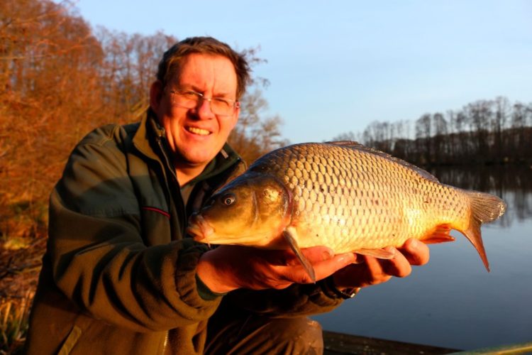 Im Oktober lassen sich Karpfen noch ganz hervorragend fangen! Blinker-Redakteur André Pawlizki verbringt jetzt so viel Zeit wie möglich beim Angeln. Foto: F. Pippardt