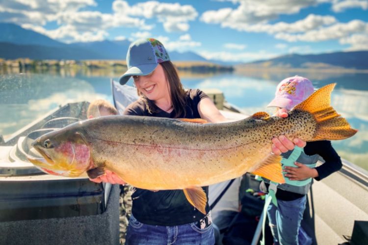 Hailey Thomas fing eine Hybrid-Forelle, um die sie jeder Forellenangler beneiden dürfte. Der Ausnahmefisch maß 91 Zentimeter. Foto: S. Thomas / IDGF