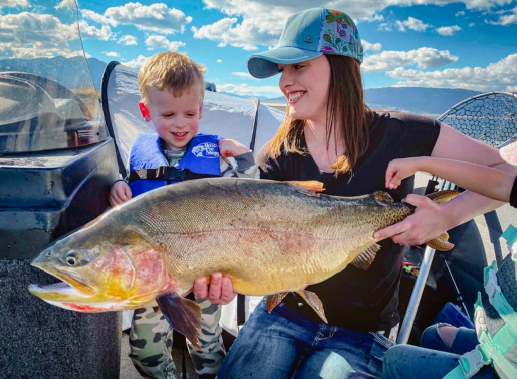Die Anglerin fing den neuen Staatsrekord von Idaho, als sie mit ihrer Familie fischte. Sie ließ die Forelle wieder frei. Foto: S. Thomas / IDGF