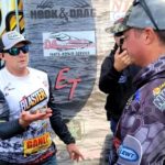 Jason Fischer (links) konfrontiert die Wettangler mit den Gewichten, die er in den gefangenen Walleyes fand. Die Angler wurden des Angelturniers auf Lebenszeit verwiesen. Foto: Lake Erie Walleye Trail (via Facebook)